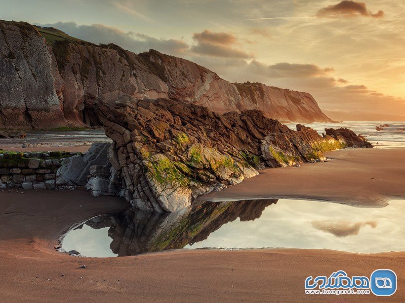 دراگن استون Dragonstone : ساحل ایتزورون Itzurun Beach، زومایا Zumaia در اسپانیا