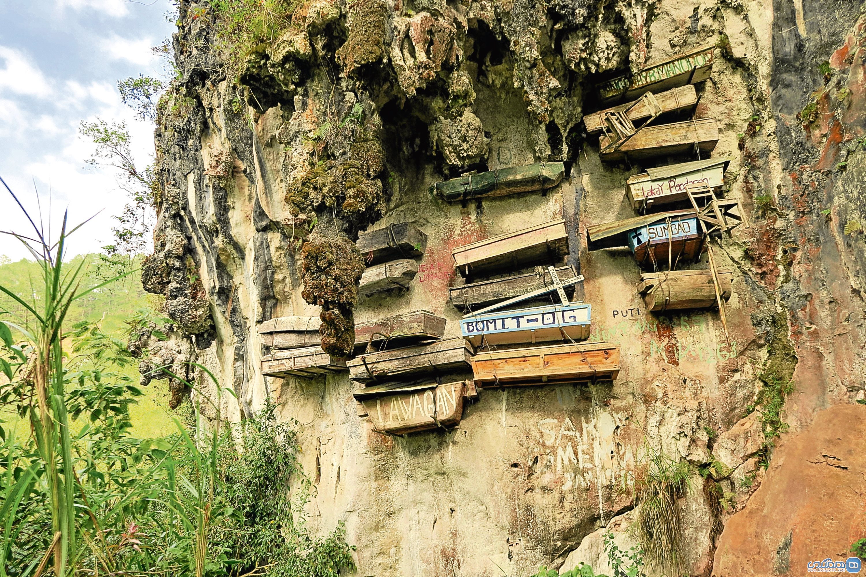 قبیله فیلیپینی که مرده های خود را از صخره ها آویزان می کنند