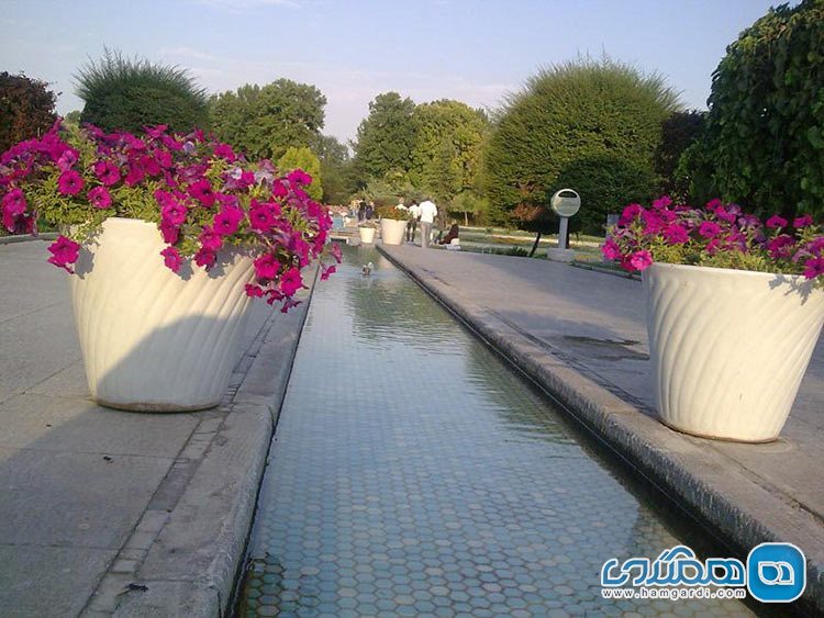  راهرو اصلی باغ گل های اصفهان