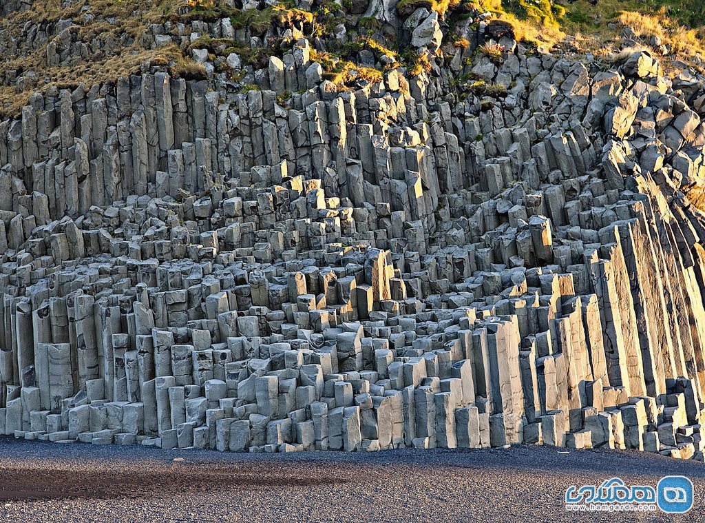 ستون های صخره ای شگفت انگیز و فرا واقعی Reynisdrangar stuðlaberg