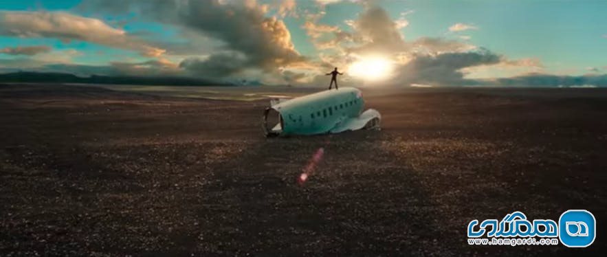 نمای آغازین موزیک ویدیوی Gerua و هواپیمای متروک