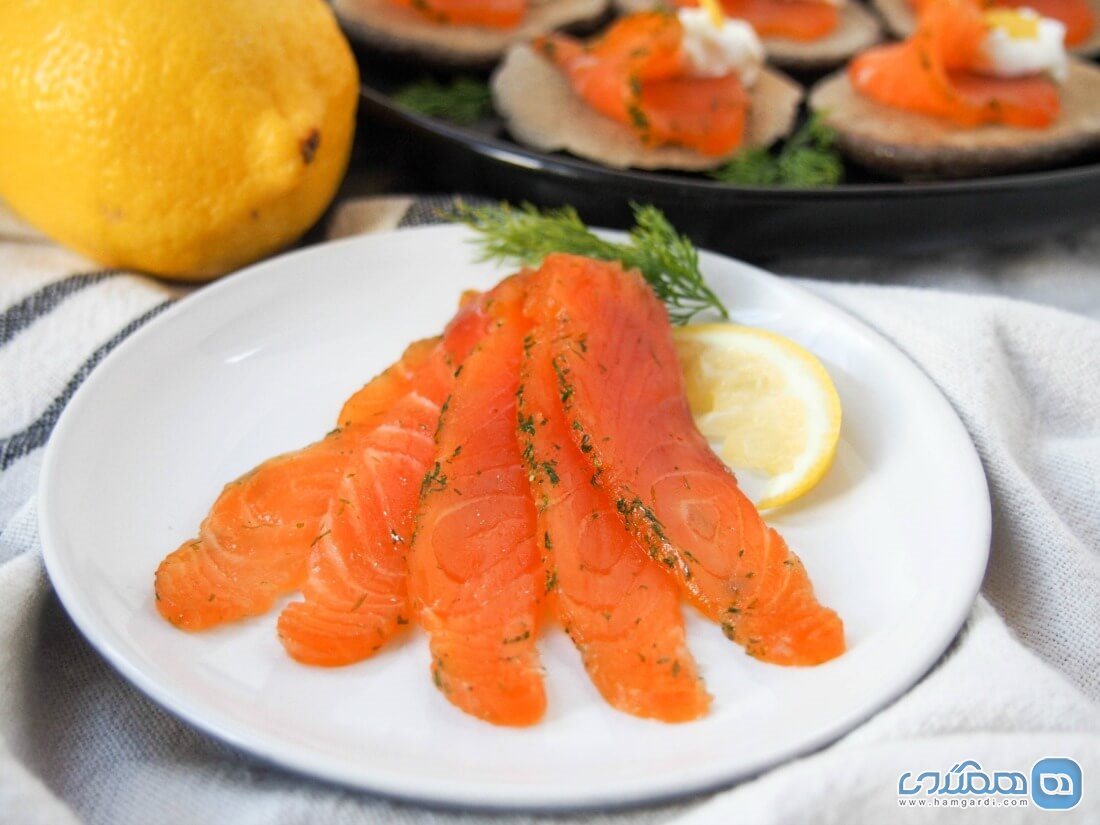 Можно ли есть слабосоленую семгу. Salmon Gravlax. Гравлакс из семги. Семга на тарелке домашних. Посол семги.