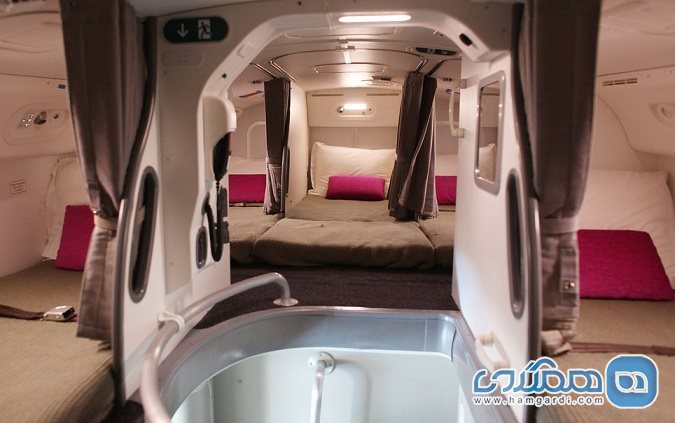 بعضی هواپیماها دارای اتاق خواب های مخفی برای خدمه پرواز هستند