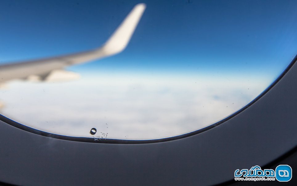 آن سوراخ بسیار ریز روی پنجره هواپیما چیست و چه کاری انجام می دهد