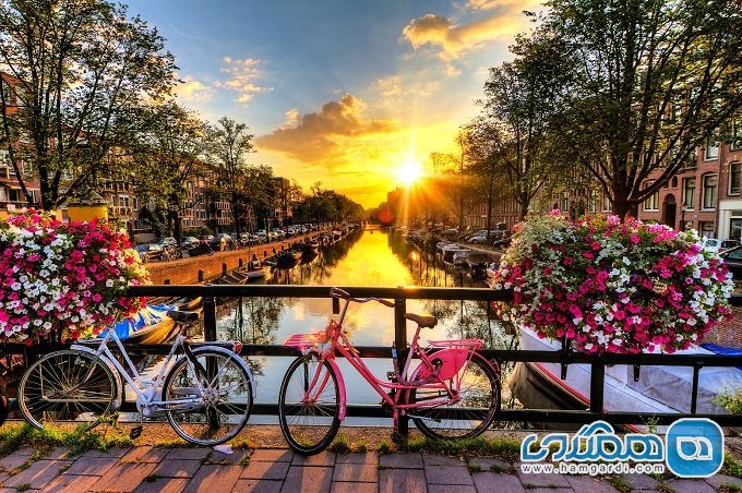 گشت و گذار در کانال های آمستردام در سفر با کوله پشتی به این شهر