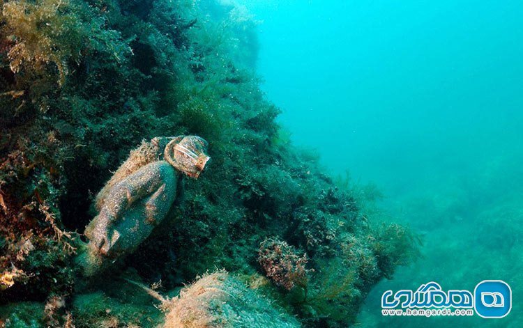 مجسمه ای از غواص زیر دریا