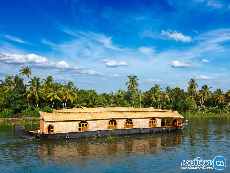 در آب های کرالا در هند، سوار یک خانه قایقی شوید