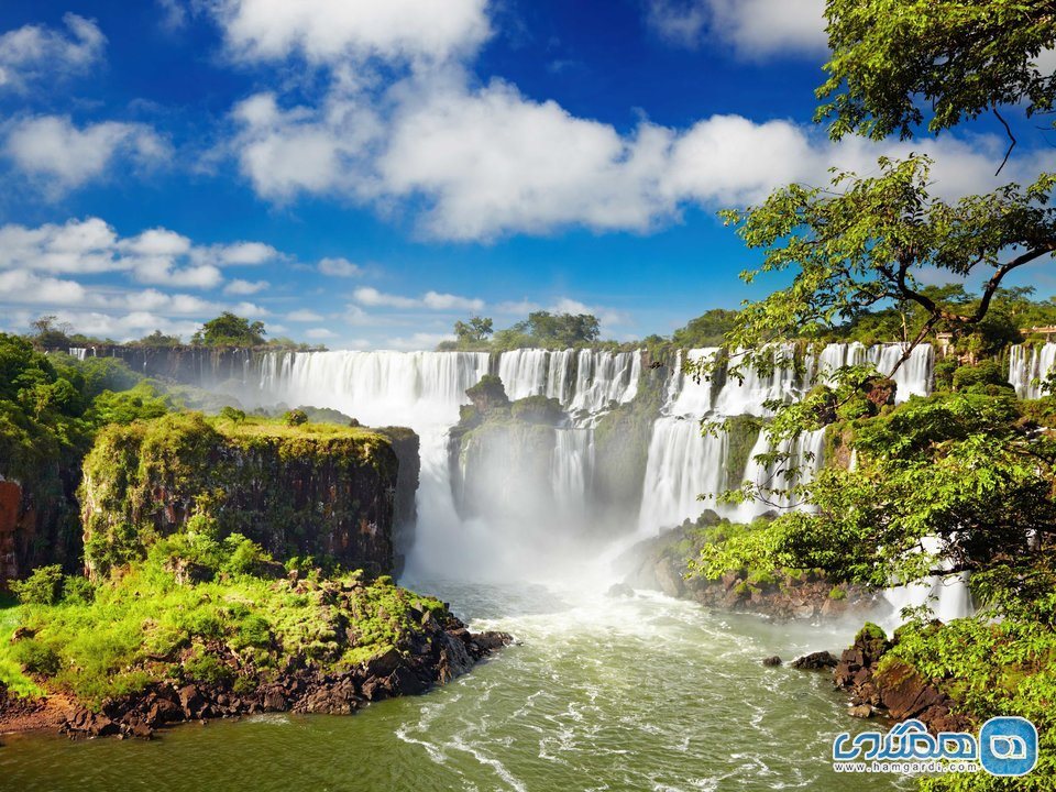 در آبشار ایگوآزو که در مرز بین برزیل و آرژانتین قرار دارد، از قطره های آب خیس شوید
