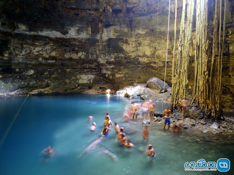 در یوکاتان مکزیک، داخل یک سنوت (مخزن طبیعی زیرزمینی آب) شنا کنید