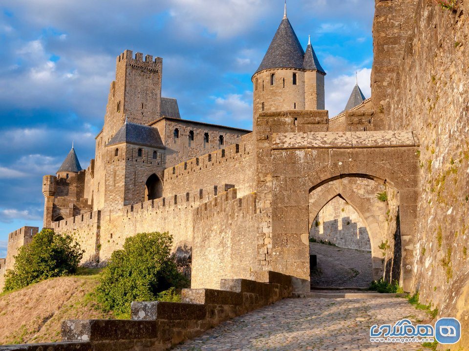 در فرانسه، در شهر قرون وسطایی کارکاسون، در خیابان های باستانی قدم بزنید