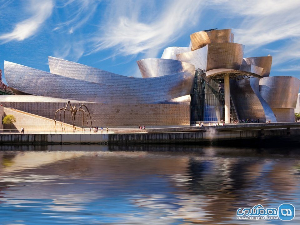 در اسپانیا، به تحسین معماری زیبای موزه گوگنهایم در بیلبائو، اثر فرانک گهری، بپردازید