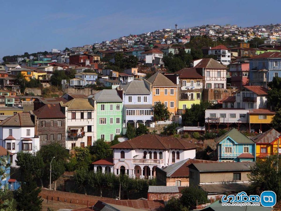 در شیلی، خانه های رنگارنگی که در میان صخره های والپاریزو ساخته شده اند را ببینید