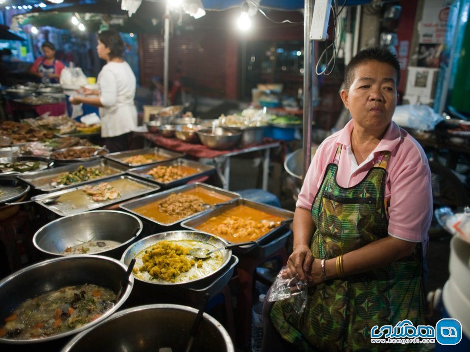 در تایلند، در بازار شبانه مشهور چیانگ می، محصولات محلی و عتیقه جات خریداری کنید