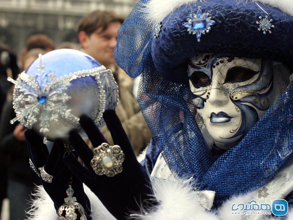 در ایتالیا، در کارناوال شهر ونیز، یک ماسک به صورت بزنید