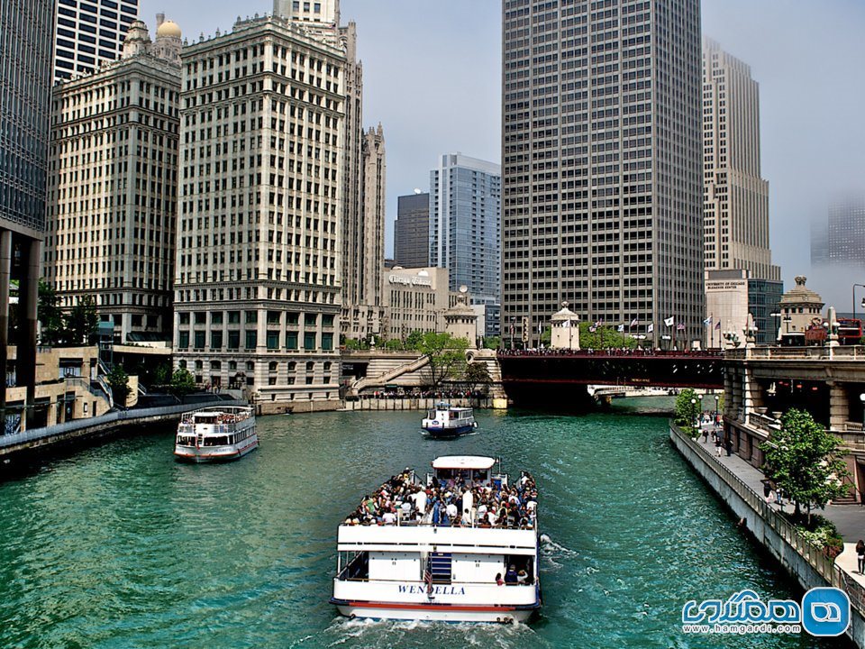 در آمریکا، در یک تور تماشای معماری با قایق در شهر شیکاگو شرکت کنید