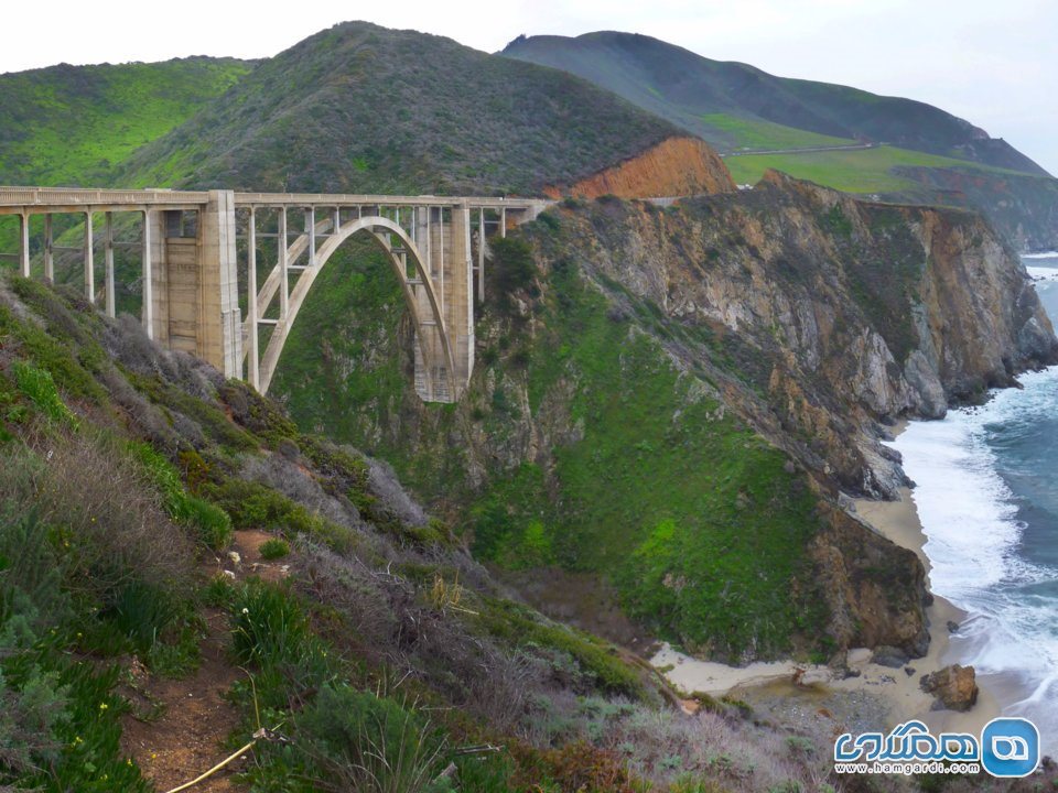 در آمریکا، در امتداد اتوبان ساحل اقیانوس آرام در کالیفرنیا رانندگی کنید و از مناظر لذت ببرید