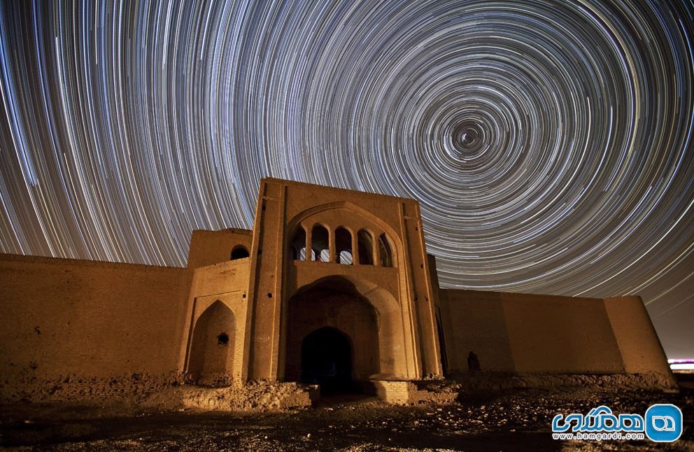  آسمان کویری کاروانسرای تاریخی قوشه در دامغان | عکس از امیر ابولفتح