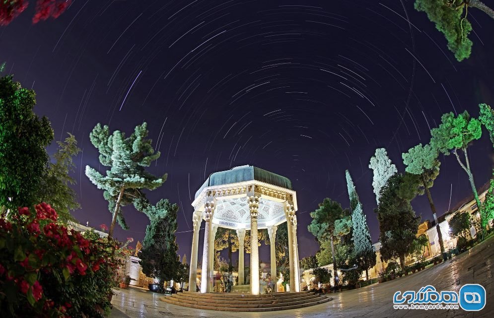 تصویری بی نظیر از چرخش ستارگان ( ناشی از چرخش زمین ) در آسمان مقبره حافظ شیرازی | عکس از امیر ابولفتح