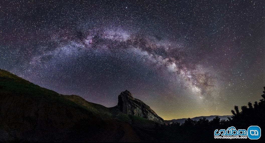 کهکشان راه شیری بر فراز صخره سنگی در الموت | عکس از بابک تفرشی