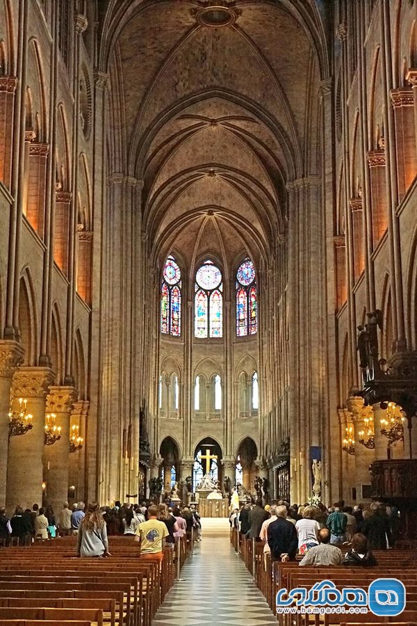 محوطه داخلی کلیسای نوتردام پاریس