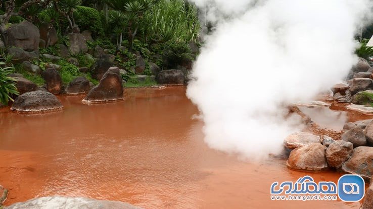 چشمه آب گرم سرخ رنگ Red Pond Hot Springs در ژاپن