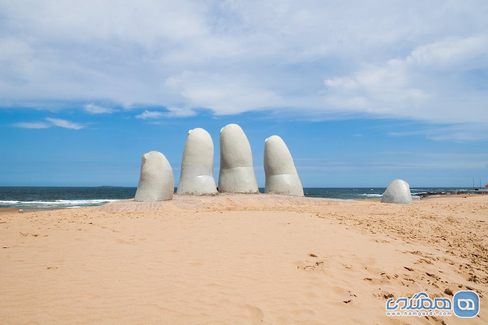 مجسمه دست در ساحل پانتا