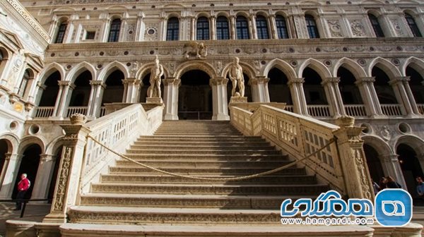کاخ باشکوه دوج دقیقا در کجای شهر ونیز قرار دارد؟