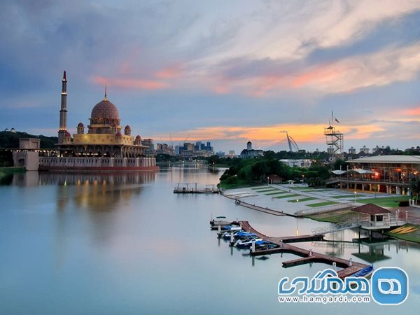 گشت زني با قايق در درياچه پوتراجايا