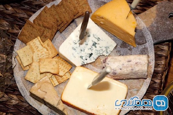 سه عدد کراکر با پنیربه عنوان میان وعده سالم