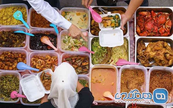 هنگام خرید غذاهای خیابانی، جایی غذا بخورید که محلی ها غذا می خوردند