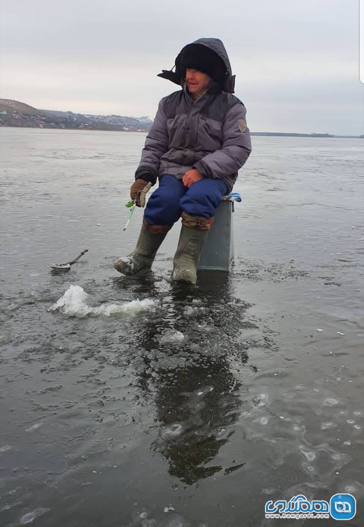 ماهیگیری روی رودخانه یخ زده 2