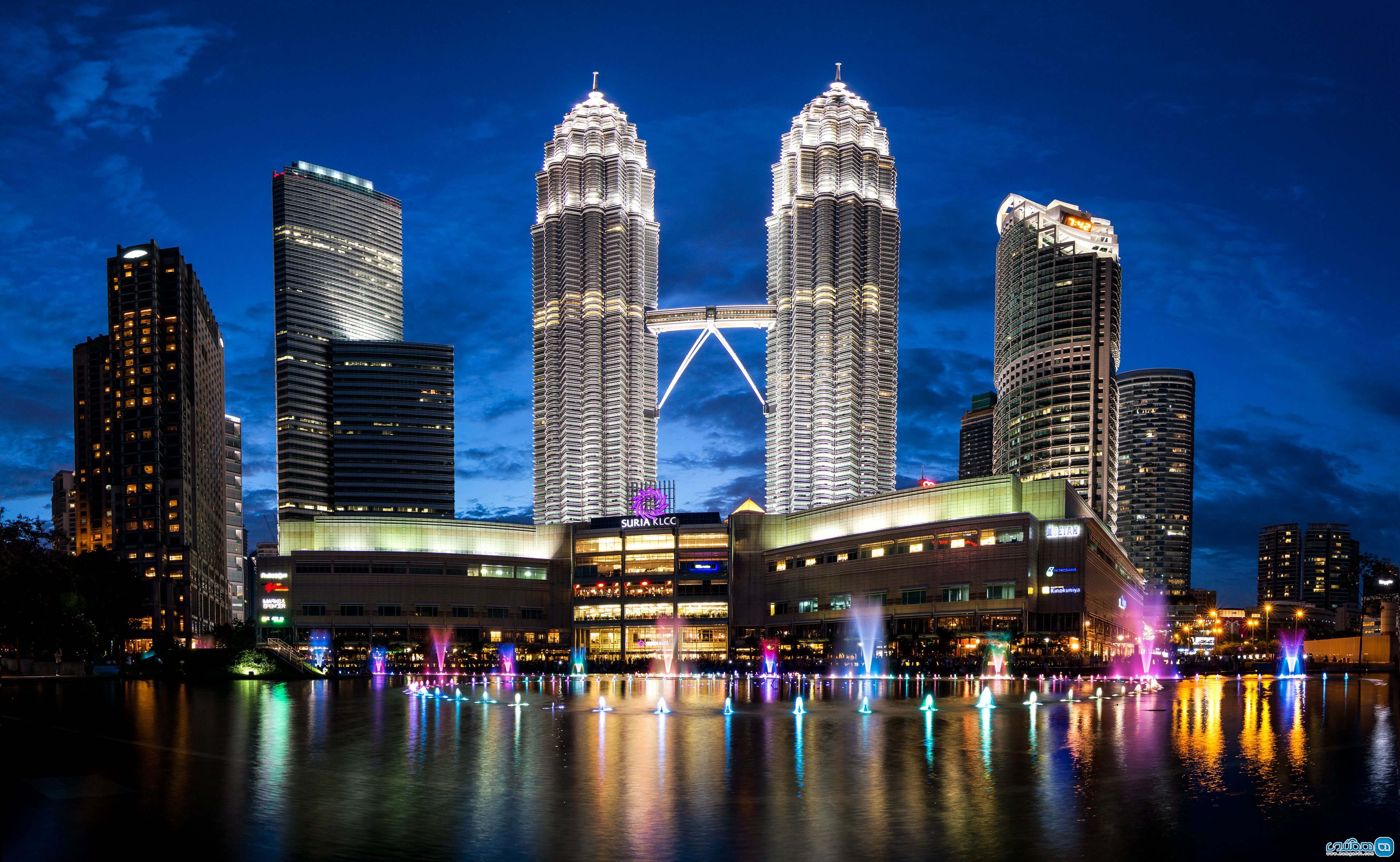 به تماشای برج های پتروناس Petronas Towers بروید