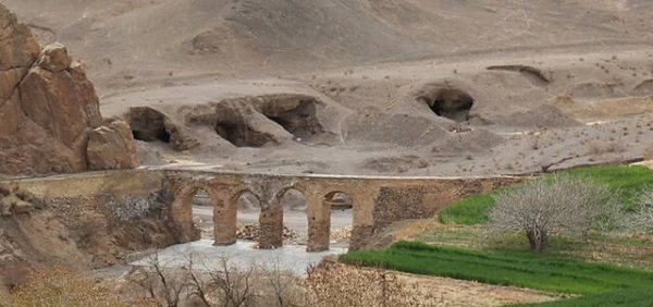 مرمت کهن ترین پل آب رو ایران به دست جهادگران میراث