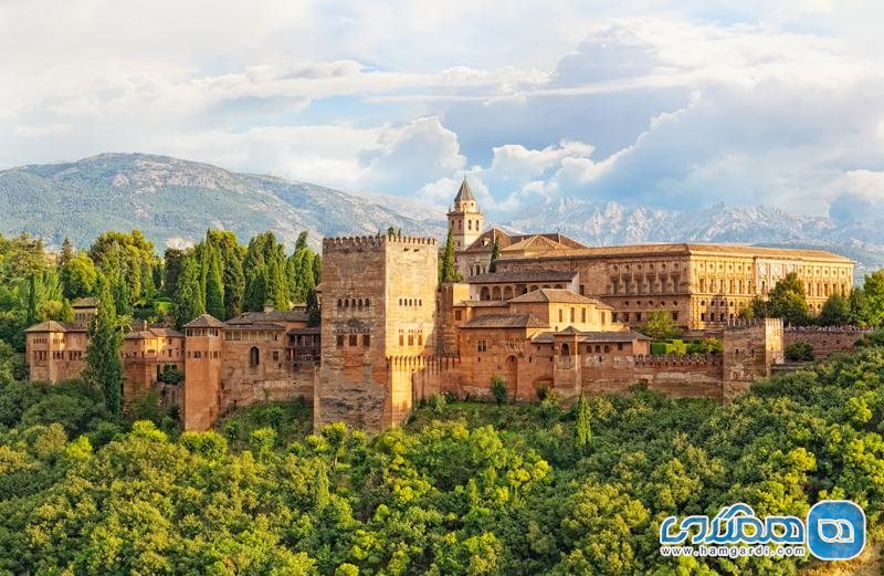 کاخ الحمرا در گرانادای اسپانیا: "مکان کهنه، کثیف و پر گرد و خاک"