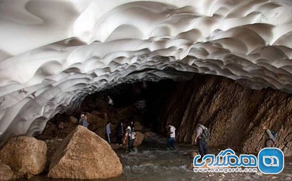 گردشگران به یخچال های طبیعی استان چهارمحال و بختیاری نزدیک نشوند