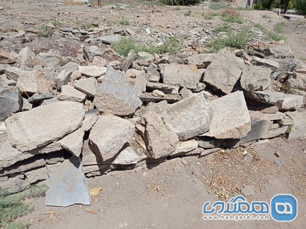 سنگ قبرهای قدیمی که همراه با آوار عملیات ساماندهی قبرستان دپو شده اند