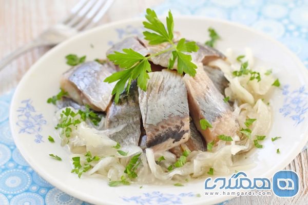 شاه ماهی سرخ شده با پیاز (Śledź w oleju z cebulą)