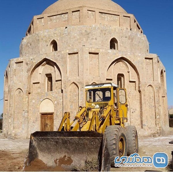 گنبد جبلیه کرمان را با لودر ساماندهی می کنند؟