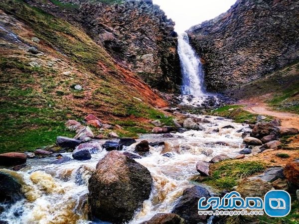 آبشاری زیبا که در دل طبیعت بدیع دامنه شرق سبلان قرار دارد