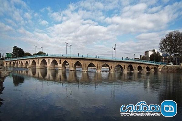 منع تردد وسایل نقلیه از پل تاریخی فلاورجان ضروری است