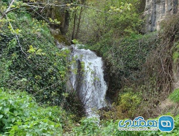 آبشار دشه یکی از جاذبه های طبیعی پاوه به شمار می رود