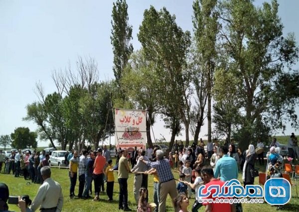 جشنواره گلاب گیری در روستای نعلبندان برگزار شد