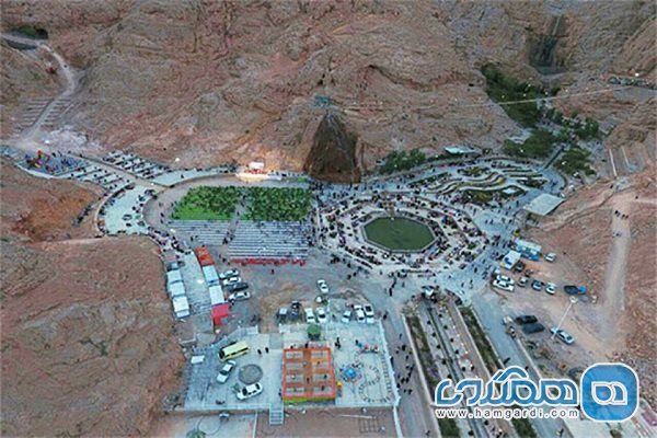 چشمه لادر یکی از جاذبه های طبیعی استان اصفهان به شمار می رود