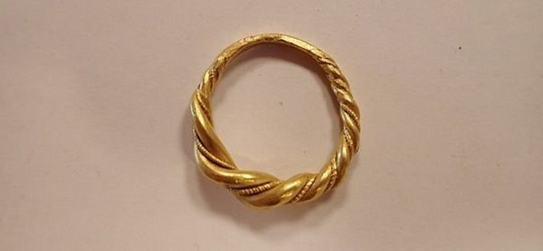 انگشتر طلای وایکینگ ها در انبار جواهرات ارزان حراج آنلاین پیدا شد