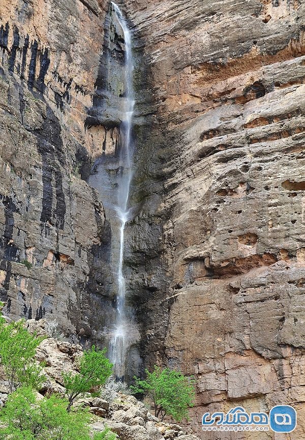 آبشار تارم یکی از جاذبه های طبیعی استان فارس به شمار می رود