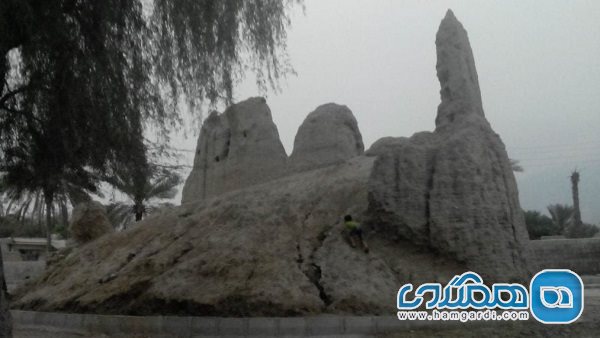 قلعه مرکزی تخت یکی از جاذبه های گردشگری استان هرمزگان به شمار می رود