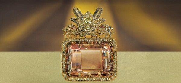 الماس دریای نور غنیمت جنگی نادر شاه از هند در سال ۱۱۱۸ خورشید / محل نگهداری: گنجینه موزه جواهرات ملی ایران