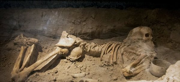 اسکلت مادر و کودک قدمت: ۴۰۰۰ سال/ محل نگهداری: موزه حمام پهنه سمنان