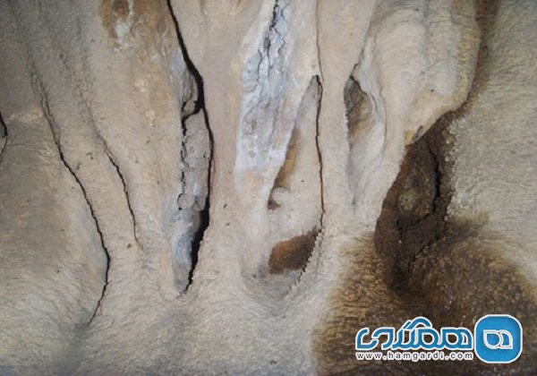 غار سنگ سفید یکی از جاذبه های دیدنی چهارمحال و بختیاری است
