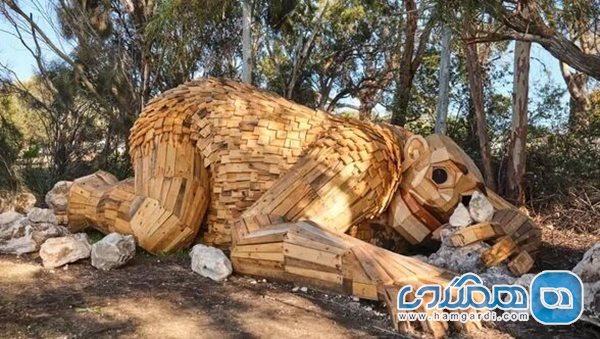 مجسمه عظیم الجثه چوبی اثر یک هنرمند بین المللی در آتش سوخت و نابود شد
